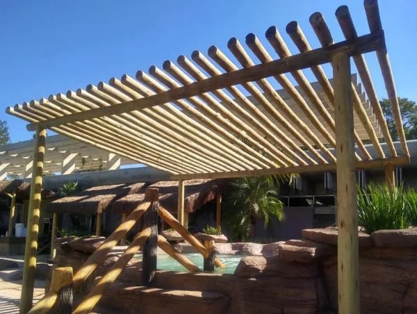 Pergolado de Eucalipto Roliço