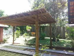 Pergolado de Eucalipto Simples no Litoral Norte